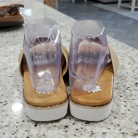 Yellow Box,  "Hemes". LEATHER sandals, Nwot,  Size 7.5 - Picture 4 of 6